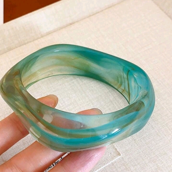 Set of Three Colorful Resin Bangles - Picture 4 of 7